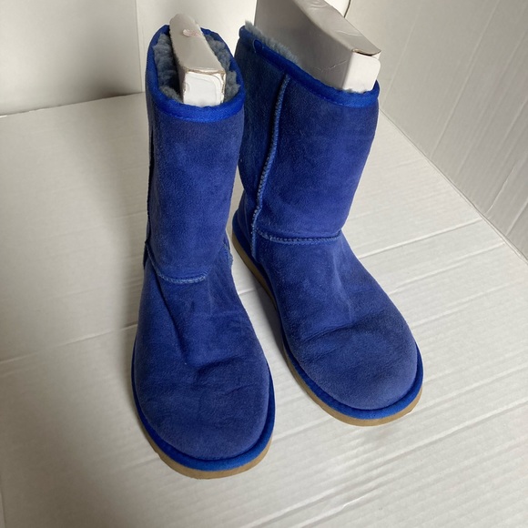 UGG - Australia Classic Short EUC - 5825 - Size W6 - Picture 2 of 6